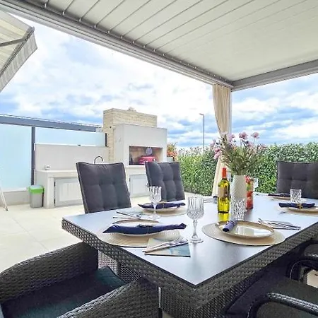 Sea House 3 *